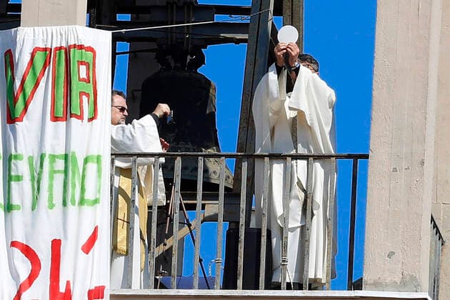 Coronavirus in Italien, Priester Maurizio Mirilli feiert Messe von einem Glockenturm in Rom Rome April 12th 2020. Due to the coronavirus emergency, Easter celebrations are forbidden all over Italy. Don Maurizio Mirilli, a catholic priest of the church of Santissimo Sacramento, situated in south-east part of Rome, celebrates the mass from the bell tower while the faithfuls follow the mass from balconies. Photo Samantha Zucchi Insidefoto SamanthaxZucchi