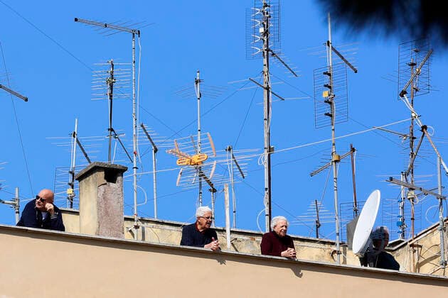 Coronavirus in Italien, Priester Maurizio Mirilli feiert Messe von einem Glockenturm in Rom Rome April 12th 2020. Due to the coronavirus emergency, Easter celebrations are forbidden all over Italy. Don Maurizio Mirilli, a catholic priest of the church of Santissimo Sacramento, situated in south-east part of Rome, celebrates the mass from the bell tower while the faithfuls follow the mass from balconies. Photo Samantha Zucchi Insidefoto SamanthaxZucchi