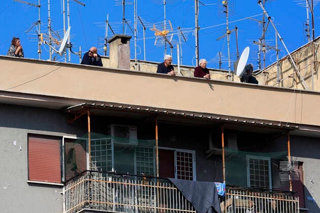 Coronavirus in Italien, Priester Maurizio Mirilli feiert Messe von einem Glockenturm in Rom Rome April 12th 2020. Due to the coronavirus emergency, Easter celebrations are forbidden all over Italy. Don Maurizio Mirilli, a catholic priest of the church of Santissimo Sacramento, situated in south-east part of Rome, celebrates the mass from the bell tower while the faithfuls follow the mass from balconies. Photo Samantha Zucchi Insidefoto SamanthaxZucchi