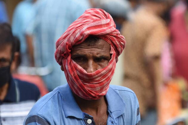 Coronavirus in Indien, Eindrücke aus Haora India: Daily life amid nationwide lockdown A man covers mask on go to acquire their food and essentials at open market on street in the third Sunday morning, the 19th day of 21 days nationwide total lockdown across India due to a measure to prevent spreading the recent Novel Coronavirus (COVID-19). Howrah West Bengal India Copyright: BiswarupxGanguly
