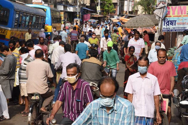 Coronavirus in Indien, Eindrücke aus Haora India: Daily life amid nationwide lockdown People shopping to acquire their food and essentials at open market on street in the third Sunday morning, the 19th day of 21 days nationwide total lockdown across India due to a measure to prevent spreading the recent Novel Coronavirus (COVID-19). Howrah West Bengal India Copyright: BiswarupxGanguly