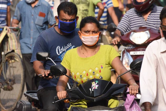 Coronavirus in Indien, Eindrücke aus Haora India: Daily life amid nationwide lockdown People cover mask on go to acquire their food and essentials at open market on street in the third Sunday morning, the 19th day of 21 days nationwide total lockdown across India due to a measure to prevent spreading the recent Novel Coronavirus (COVID-19). Howrah West Bengal India Copyright: BiswarupxGanguly