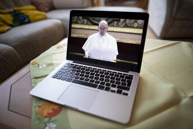 Die Messe zum Ostersonntag von Papst Franziskus, Oberhaupt der Katholischen Kirche, wird ueber einen Livestream auf einem Computer gezeigt, aufgenommen in Diehsa, 12.04.2020. Aufgrund der Ausbreitung des Coronaviruses koennen Glaeubige die Messe nicht im Vatikan miterleben. Diehsa Deutschland