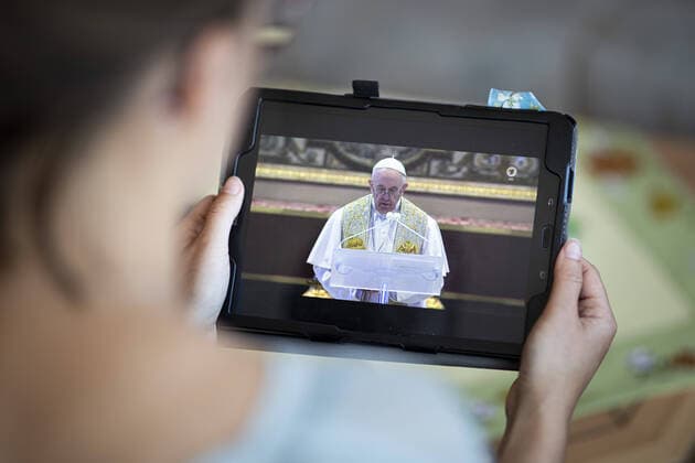 Eine Frau schaut die Messe zum Ostersonntag von Papst Franziskus, Oberhaupt der Katholischen Kirche, wird ueber einen Livestream auf einem Tablet, aufgenommen in Diehsa, 12.04.2020. Aufgrund der Ausbreitung des Coronaviruses koennen Glaeubige die Messe nicht im Vatikan miterleben. Diehsa Deutschland