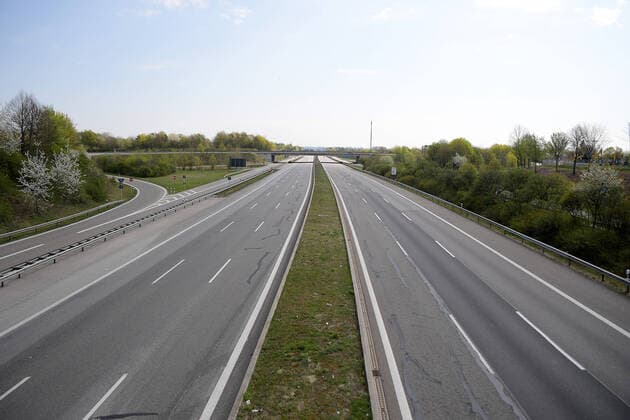 12.04.2020, xemx, News, emwirt, v.l. Autobahn A8 am Ostersonntag, kaum Autos, leere Strassen Augsburg