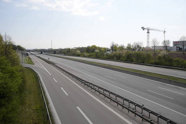 12.04.2020, xemx, News, emwirt, v.l. Autobahn A8 am Ostersonntag, kaum Autos, leere Strassen Augsburg