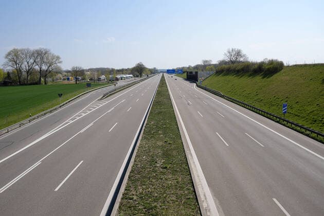 12.04.2020, xemx, News, emwirt, v.l. Autobahn A8 am Ostersonntag, kaum Autos, leere Strassen Augsburg