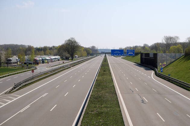 12.04.2020, xemx, News, emwirt, v.l. Autobahn A8 am Ostersonntag, kaum Autos, leere Strassen Augsburg
