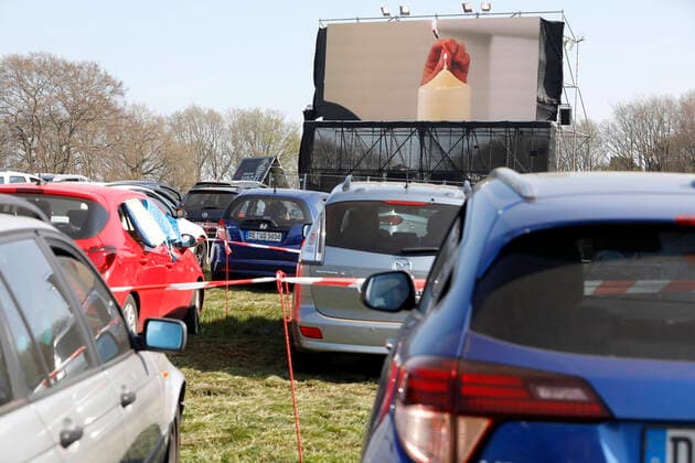 14.04.2020 Marl Ostergottesdienst im Autokino am Motorradtreff Vogel . Der Gottesdienst wurde vorher aufgezeichnet und wird jetzt auf der Videoleinwand ausgestrahlt *** 14 04 2020 Marl Easter service in the drive-in cinema at the Motorradtreff Vogel The service was previously recorded and is now broadcast on the video screen