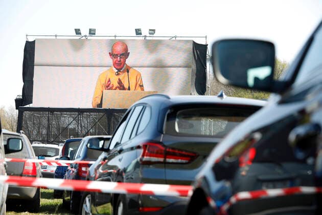 News Bilder des Tages 14.04.2020 Marl Ostergottesdienst im Autokino am Motorradtreff Vogel . Der Gottesdienst wurde vorher aufgezeichnet und wird jetzt auf der Videoleinwand ausgestrahlt *** 14 04 2020 Marl Easter service in the drive-in cinema at the Motorradtreff Vogel The service was previously recorded and is now broadcast on the video screen