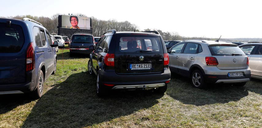 14.04.2020 Marl Ostergottesdienst im Autokino am Motorradtreff Vogel . Der Gottesdienst wurde vorher aufgezeichnet und wird jetzt auf der Videoleinwand ausgestrahlt *** 14 04 2020 Marl Easter service in the drive-in cinema at the Motorradtreff Vogel The service was previously recorded and is now broadcast on the video screen