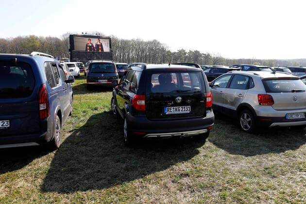 14.04.2020 Marl Ostergottesdienst im Autokino am Motorradtreff Vogel . Der Gottesdienst wurde vorher aufgezeichnet und wird jetzt auf der Videoleinwand ausgestrahlt *** 14 04 2020 Marl Easter service in the drive-in cinema at the Motorradtreff Vogel The service was previously recorded and is now broadcast on the video screen