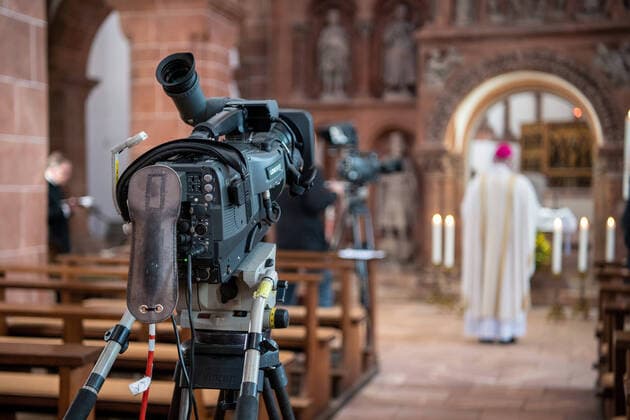 Heilige Messe am Ostersonntag in der Basilika Hl. Kreuz in Wechselburg mit Bischof Heinrich Timmerevers, Bistum Dresden-Meißen.12.04.2020. Wegen der Corona-Pandemie sind öffentliche Gottesdienste derzeit verboten. Der katholische Gottesdienst aus Wechselburg wurde beim Radiosender MDR Kultur sowie als Livestream übertragen. Wechselburg Sachsen Deutschland