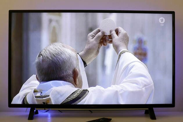 TV-Uebertragung der Ostermesse aus dem Petersdom mit Papst Franziskus am Ostersonntag, waehrend der Corona-Krise, DEU, Berlin, 12.04.2020