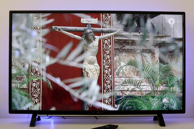 TV-Uebertragung der Ostermesse aus dem Petersdom mit Papst Franziskus am Ostersonntag, waehrend der Corona-Krise, DEU, Berlin, 12.04.2020