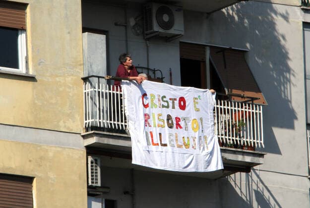 Coronavirus in Italien, Priester Maurizio Mirilli feiert Messe von einem Glockenturm in Rom Rome, Faithful on the balconies, listen to the Easter mass celebrated by Don Maurizio Mirilli from the bell tower of his church because of Covid 19 Pictured:  Copyright: xPieroxTenaglix xIPAx xPieroxTenaglix