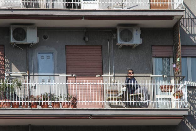 Coronavirus in Italien, Priester Maurizio Mirilli feiert Messe von einem Glockenturm in Rom Rome, Faithful on the balconies, listen to the Easter mass celebrated by Don Maurizio Mirilli from the bell tower of his church because of Covid 19 Pictured:  Copyright: xPieroxTenaglix xIPAx xPieroxTenaglix