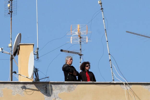 Coronavirus in Italien, Priester Maurizio Mirilli feiert Messe von einem Glockenturm in Rom Rome, Faithful on the balconies, listen to the Easter mass celebrated by Don Maurizio Mirilli from the bell tower of his church because of Covid 19 Pictured:  Copyright: xPieroxTenaglix xIPAx xPieroxTenaglix