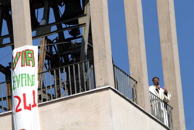 Coronavirus in Italien, Priester Maurizio Mirilli feiert Messe von einem Glockenturm in Rom Rome, Don Maurizio Mirilli parish priest of the Parrocchia Santissimo Sacramento celebrates the Easter mass of the bell tower of his church because of Covid 19 Pictured: Maurizio Mirilli  Copyright: xPieroxTenaglix xIPAx xPieroxTenaglix