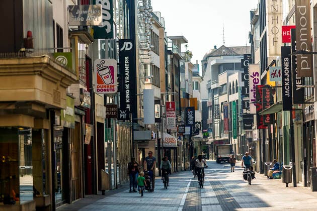 Wegen des Kontaktverbot und Ausgangsbeschränkungen aufgrund des Coronavirus war die Kölner Innenstadt - wie hier auf der Hohe Straße - am Ostersonntag 2020 so gut wie menschenleer. Hohe Straße