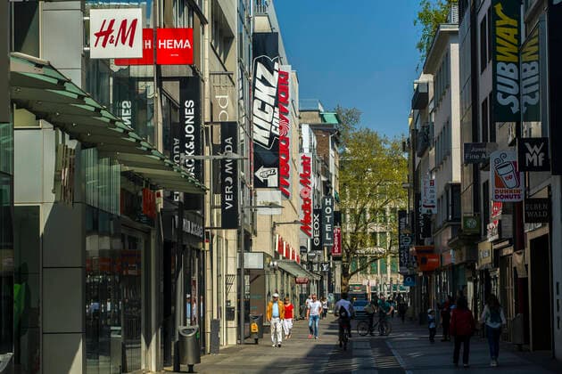 Wegen des Kontaktverbot und Ausgangsbeschränkungen aufgrund des Coronavirus war die Kölner Innenstadt - wie hier auf der Hohe Straße - am Ostersonntag 2020 so gut wie menschenleer. Hohe Straße