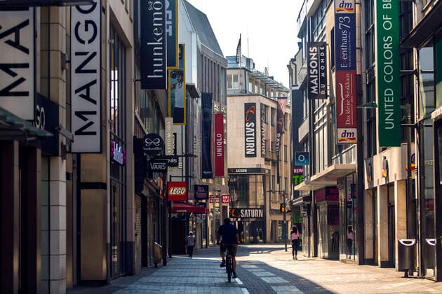 Wegen des Kontaktverbot und Ausgangsbeschränkungen aufgrund des Coronavirus war die Kölner Innenstadt - wie hier auf der Hohe Straße - am Ostersonntag 2020 so gut wie menschenleer. Hohe Straße