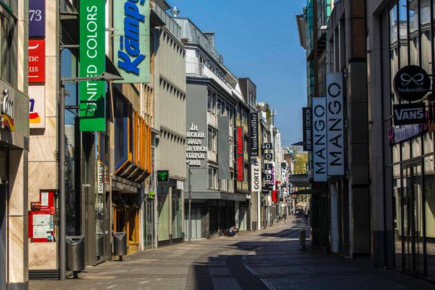 Wegen des Kontaktverbot und Ausgangsbeschränkungen aufgrund des Coronavirus war die Kölner Innenstadt - wie hier auf der Hohe Straße - am Ostersonntag 2020 so gut wie menschenleer. Hohe Straße