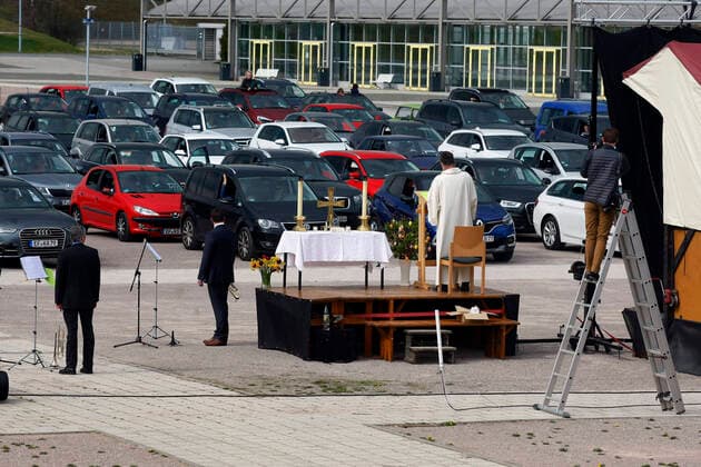 Erfurt, 12.04.2020 Pfarrer Christoph Knoll von der Thomasgemeinde Erfurt hält den Auto-Ostergottesdienst am Ostersonntag auf dem Gelände der Erfurter Messe. Wegen der Coronakrise düfen zur zeit keine Gottesdienste in Kirchen abgehalten werden. Die Stadt Erfurt hat diese Art von Gottesdienst genehmigt, weil es sich bei einem Auto um einen geschlossenen Raum handelt in dem maximal 2 Persone sitzen durften und so dei Abstandregel eingehalten werden.