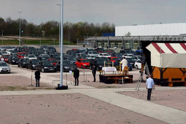 Erfurt, 12.04.2020 Pfarrer Christoph Knoll von der Thomasgemeinde Erfurt hält den Auto-Ostergottesdienst am Ostersonntag auf dem Gelände der Erfurter Messe. Wegen der Coronakrise düfen zur zeit keine Gottesdienste in Kirchen abgehalten werden. Die Stadt Erfurt hat diese Art von Gottesdienst genehmigt, weil es sich bei einem Auto um einen geschlossenen Raum handelt in dem maximal 2 Persone sitzen durften und so dei Abstandregel eingehalten werden.
