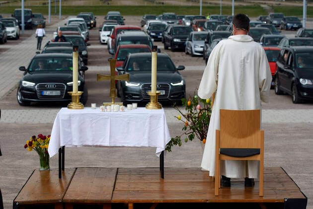 Bilder des Jahres 2020, News 04 April News Themen der Woche KW15 News Bilder des Tages Erfurt, 12.04.2020 Pfarrer Christoph Knoll von der Thomasgemeinde Erfurt hält den Auto-Ostergottesdienst am Ostersonntag auf dem Gelände der Erfurter Messe. Wegen der Coronakrise düfen zur zeit keine Gottesdienste in Kirchen abgehalten werden. Die Stadt Erfurt hat diese Art von Gottesdienst genehmigt, weil es sich bei einem Auto um einen geschlossenen Raum handelt in dem maximal 2 Persone sitzen durften und so dei Abstandregel eingehalten werden. *** Erfurt, 12 04 2020 Pastor Christoph Knoll from the Thomas parish Erfurt will hold the car Easter service on Easter Sunday at the Erfurt fairground Due to the corona crisis, no church services are allowed at the moment The city of Erfurt has approved this type of service because a car is a closed room in which a maximum of 2 people can sit and thus the distance rule is observed