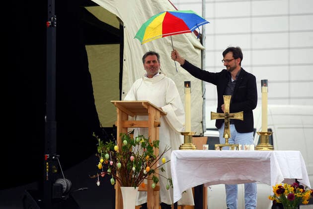 Erfurt, 12.04.2020 Pfarrer Christoph Knoll von der Thomasgemeinde Erfurt hält den Auto-Ostergottesdienst am Ostersonntag auf dem Gelände der Erfurter Messe. Wegen der Coronakrise düfen zur zeit keine Gottesdienste in Kirchen abgehalten werden. Die Stadt Erfurt hat diese Art von Gottesdienst genehmigt, weil es sich bei einem Auto um einen geschlossenen Raum handelt in dem maximal 2 Persone sitzen durften und so dei Abstandregel eingehalten werden.