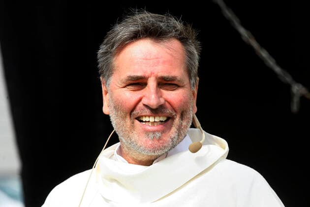Erfurt, 12.04.2020 Pfarrer Christoph Knoll (Foto) von der Thomasgemeinde Erfurt hält den Auto-Ostergottesdienst am Ostersonntag auf dem Gelände der Erfurter Messe. Wegen der Coronakrise düfen zur zeit keine Gottesdienste in Kirchen abgehalten werden. Die Stadt Erfurt hat diese Art von Gottesdienst genehmigt, weil es sich bei einem Auto um einen geschlossenen Raum handelt in dem maximal 2 Persone sitzen durften und so dei Abstandregel eingehalten werden.