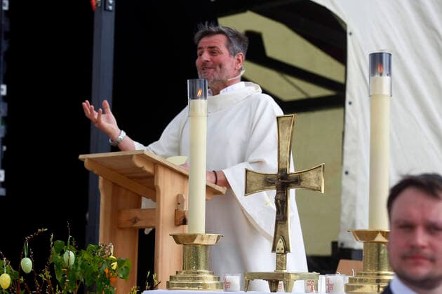 Erfurt, 12.04.2020 Pfarrer Christoph Knoll von der Thomasgemeinde Erfurt hält den Auto-Ostergottesdienst am Ostersonntag auf dem Gelände der Erfurter Messe. Wegen der Coronakrise düfen zur zeit keine Gottesdienste in Kirchen abgehalten werden. Die Stadt Erfurt hat diese Art von Gottesdienst genehmigt, weil es sich bei einem Auto um einen geschlossenen Raum handelt in dem maximal 2 Persone sitzen durften und so dei Abstandregel eingehalten werden.