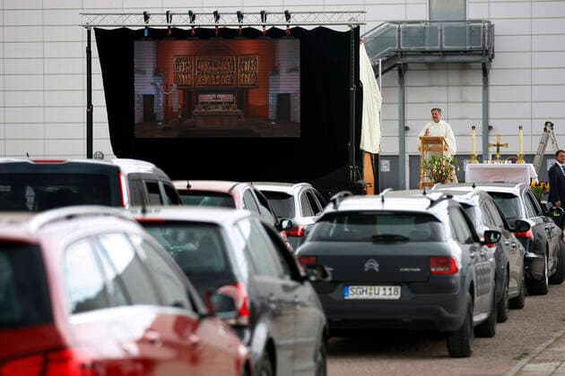 Erfurt, 12.04.2020 Pfarrer Christoph Knoll von der Thomasgemeinde Erfurt hält den Auto-Ostergottesdienst am Ostersonntag auf dem Gelände der Erfurter Messe. Wegen der Coronakrise düfen zur zeit keine Gottesdienste in Kirchen abgehalten werden. Die Stadt Erfurt hat diese Art von Gottesdienst genehmigt, weil es sich bei einem Auto um einen geschlossenen Raum handelt in dem maximal 2 Persone sitzen durften und so dei Abstandregel eingehalten werden.