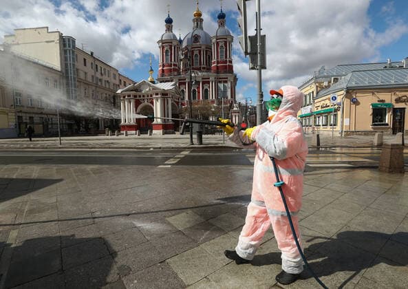 News Bilder des Tages Coronavirus in Russland, DesinfektionsmaÃŸnahmen in Moskau MOSCOW, RUSSIA - APRIL 12, 2020: A utility worker disinfecting Pyatnitskaya Street with a special solution recommended by the Russian Federal Service for Surveillance on Consumer Rights Protection and Human Wellbeing (Rospotrebnadzor) amid the COVID-19 coronavirus pandemic. Sergei Karpukhin TASS  TS0D56DD