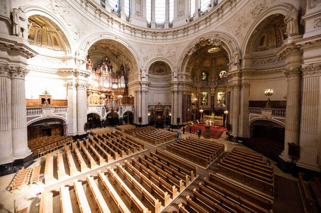 Bilder des Jahres 2020, News 04 April News Themen der Woche KW15 News Bilder des Tages Im Berliner Dom wird der Festgottesdienst am Ostersonntag gefeiert. Durch die Kontaktbeschränkungen wegen Corona wird der Gottesdienst ohne Besucher abgehalten und im Internet gestreamt. Die Domprediger Petra Zimmermann, Michael Kösling, Thomas Müller und Maximilian Ilgner halten den Gottesdienst ab. Berlin, 12.04.2020 *** In the Berlin Cathedral, the festive service on Easter Sunday is celebrated Due to contact restrictions because of Corona, the service is held without visitors and streamed on the Internet The Cathedral preachers Petra Zimmermann, Michael Kösling, Thomas Müller and Maximilian Ilgner hold the service from Berlin, 12 04 2020 Foto:xF.xBungertx xFuturexImage