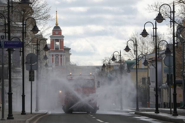 Coronavirus in Russland, DesinfektionsmaÃŸnahmen in Moskau MOSCOW, RUSSIA - APRIL 12, 2020: A street washing vehicle disinfecting Pyatnitskaya Street with a special solution recommended by the Russian Federal Service for Surveillance on Consumer Rights Protection and Human Wellbeing (Rospotrebnadzor) amid the COVID-19 coronavirus pandemic. Sergei Karpukhin TASS  TS0D56E5