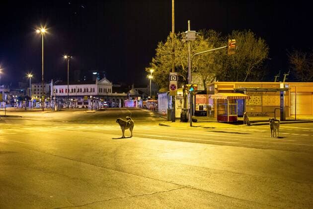 Coronavirus in der Türkei, Ausgangssperre in Istanbul April 11, 2020: Streets and squares left empty due to the curfew in Kadikoy district on April 11, in Istanbul, TURKEY. In order to prevent new type coronavirus pandemic, the Ministry of Interior has decided to take additional measures. In this context, curfews will be imposed for 48 hours in 31 provinces with metropolitan status from April,10th midnight. Total number of registered cases in country reaches 52,167 as 5,138 more people test positive for virus. Turkey confirmed that 95 more people died from the coronavirus in the country over the past 24 hours, bringing the death toll to 1,101, on April,11 2020. - ZUMAi72_ 20200411_znp_i72_025 Copyright: xTolgaxIldunx