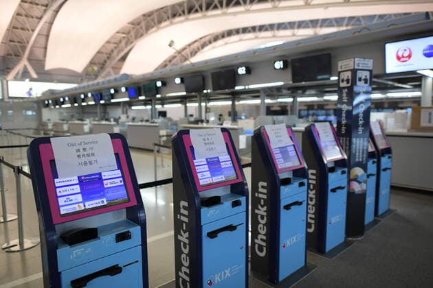 Coronavirus in Japan, Eindrücke vom Flughafen in Osaka OSAKA, JAPAN - APRIL 12: Machines for check-in were seen out of service during a flight cancellation at Kansai Airport in Osaka Prefecture on April 12, 2020, in order to stop the spread of the coronavirus COVID-19. Japanese Prime Minister Shinzo Abe declared a state of emergency last Tuesday for Tokyo and six other prefectures to ramp up defenses against the spread of the coronavirus. (Photo: Richard Atrero de Guzman AFLO)  (125272560)