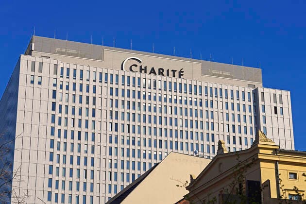 Das morderne Bettenhaus der Charite inmitten historischer Gebäude, Berlin Mitte, Deutschland mcpins