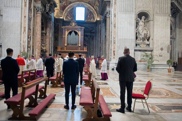 NO FRANCE - NO SWITZERLAND: April 12, 2020 : Pope Francis celebrates Easter Sunday Mass inside an empty St. Peter s Basilica, at the Vatican  Copyright: x AlessiaxGiuliani CPPx xIPAx xCatholicxPressxPhotox