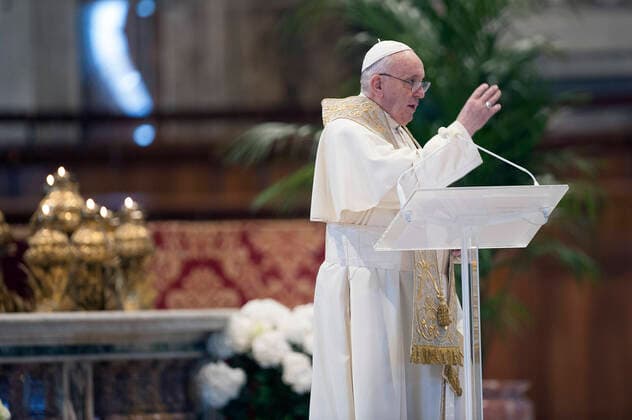NO FRANCE - NO SWITZERLAND: April 12, 2020 : Pope Francis delivers his message during Easter Sunday Mass inside an empty St. Peter s Basilica, at the Vatican  Copyright: x AlessiaxGiuliani CPPx xIPAx xCatholicxPressxPhotox