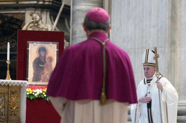 NO FRANCE - NO SWITZERLAND: April 12, 2020 : Pope Francis celebrates Easter Sunday Mass inside an empty St. Peter s Basilica, at the Vatican  Copyright: x AlessiaxGiuliani CPPx xIPAx xCatholicxPressxPhotox