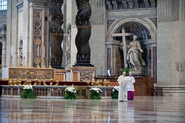 NO FRANCE - NO SWITZERLAND: April 12, 2020 : Pope Francis delivers his message during Easter Sunday Mass inside an empty St. Peter s Basilica, at the Vatican  Copyright: x AlessiaxGiuliani CPPx xIPAx xCatholicxPressxPhotox