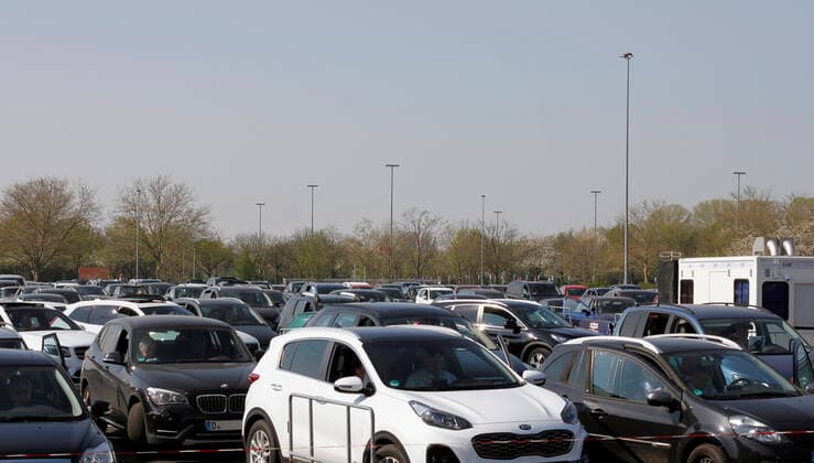 12.04.2020, Katholische Ostermesse im Autokino Düsseldorf, Zuschauende in ihren Autos. 12.04.2020, Katholische Ostermesse im Autokino Düsseldorf 12.04.2020, Katholische Ostermesse im Autokino Düsseldorf
