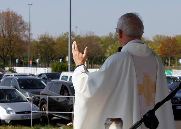 12.04.2020, Katholische Ostermesse im Autokino Düsseldorf, Düsseldorfer Stadtdechant Frank Heidkamp bei der Predigt. 12.04.2020, Katholische Ostermesse im Autokino Düsseldorf 12.04.2020, Katholische Ostermesse im Autokino Düsseldorf