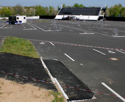 12.04.2020, Katholische Ostermesse im Autokino Düsseldorf, heruntergeklappte Kinoleinwand, davor der leere Parkplatz nach der Messe. 12.04.2020, Katholische Ostermesse im Autokino Düsseldorf 12.04.2020, Katholische Ostermesse im Autokino Düsseldorf