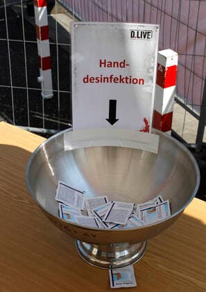12.04.2020, Katholische Ostermesse im Autokino Düsseldorf, Schale mit Handdesinfektionstüchern im Toilettenbereich. 12.04.2020, Katholische Ostermesse im Autokino Düsseldorf 12.04.2020, Katholische Ostermesse im Autokino Düsseldorf