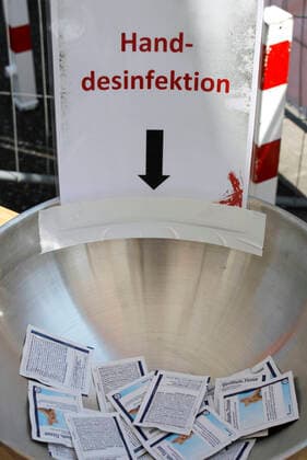 12.04.2020, Katholische Ostermesse im Autokino Düsseldorf, Schale mit Handdesinfektionstüchern im Toilettenbereich. 12.04.2020, Katholische Ostermesse im Autokino Düsseldorf 12.04.2020, Katholische Ostermesse im Autokino Düsseldorf