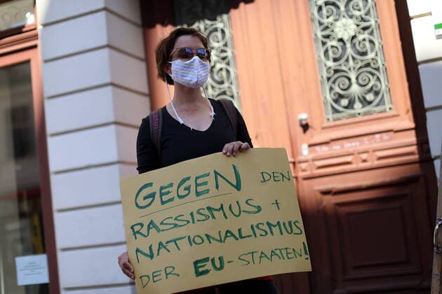 Menschen bilden in der Brandenburger Straße eine Menschenkette und fordern angesichts der Ausbreitung des Coronavirus die Evakuierung griechischer Flüchtlingslager, Potsdam, 12. April 2020. Leave No One Behind Menschenkette in Potsdam